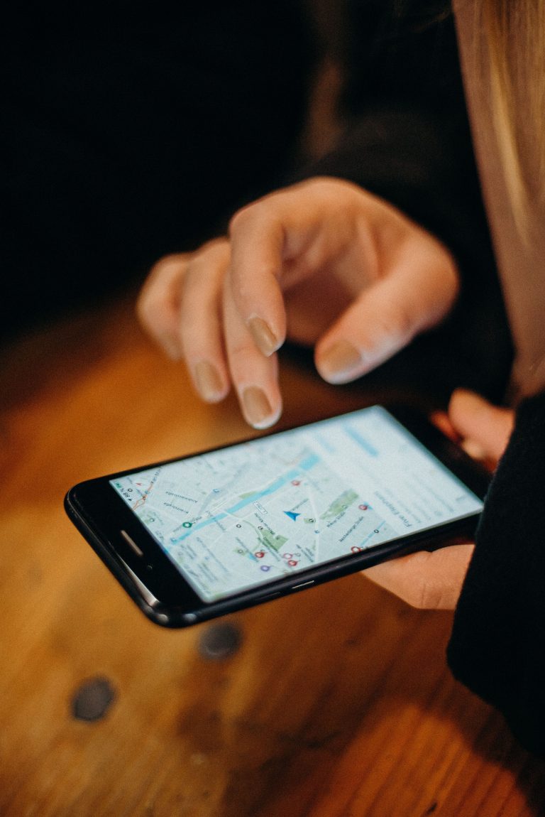 Persona usando un mapa en el móvil para encontrar un negocio local