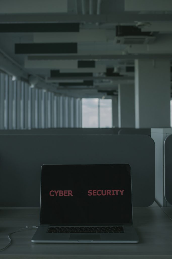 Portátil con mensaje de ciberseguridad en una oficina moderna