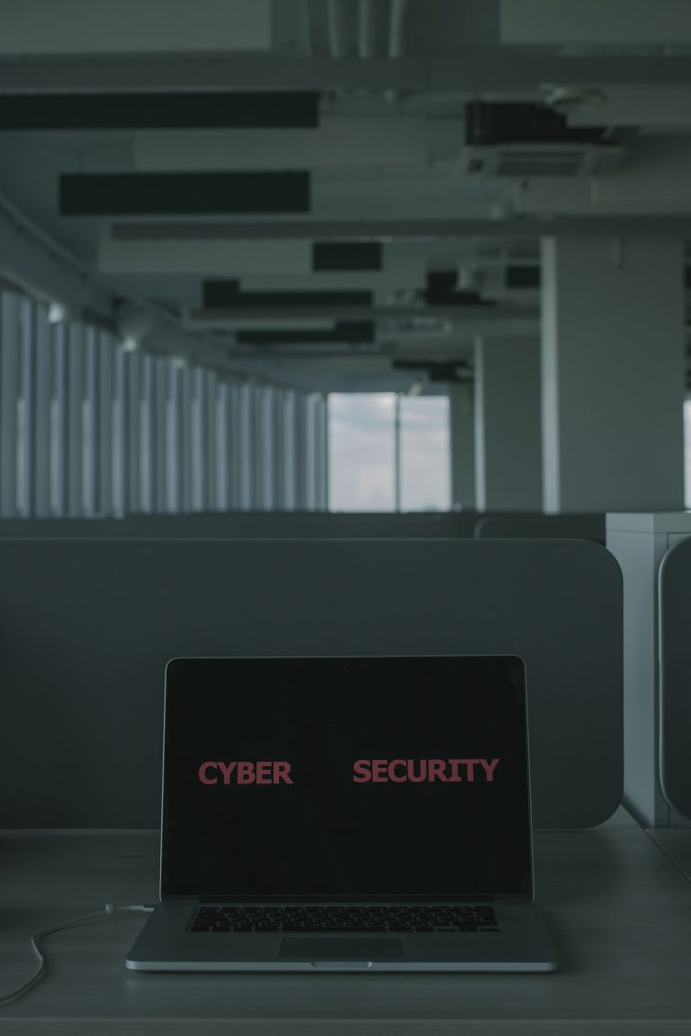 Portátil con mensaje de ciberseguridad en una oficina moderna