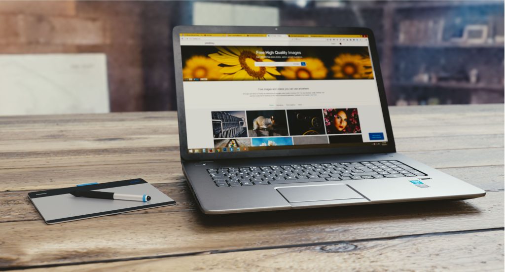 Portátil con una web abierta para mantenimiento y revisión técnica