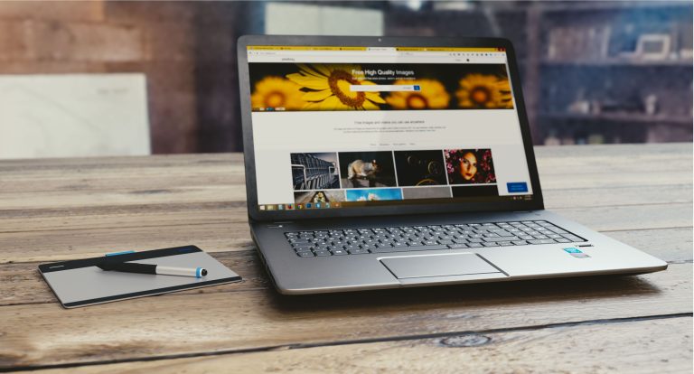 Portátil con una web abierta para mantenimiento y revisión técnica
