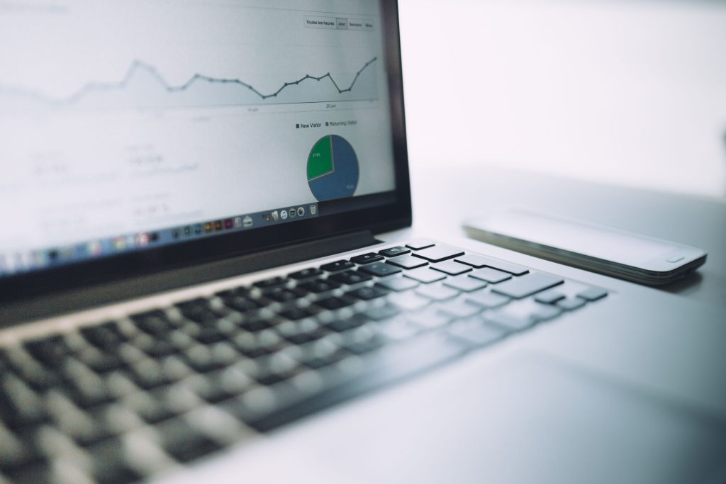 Portátil mostrando gráficos de rendimiento y analítica web