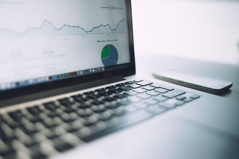Portátil mostrando gráficos de rendimiento y analítica web
